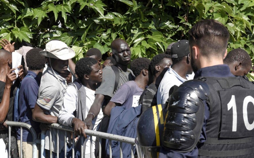 Сотни мигрантов-нелегалов оккупировали парижский Пантеон