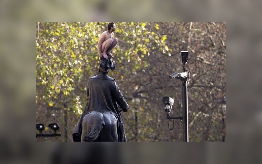 ФОТО: голый украинский бомж оседлал статую в Лондоне