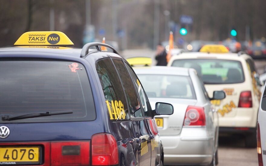 Таксисты в Литве борются с водителями, предоставляющими услуги подвоза пассажиров