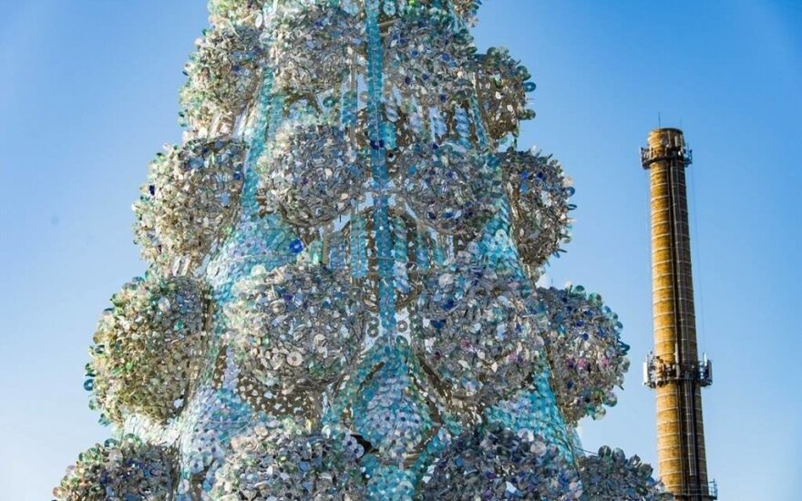 Йонаву украшает роскошная рождественская елка