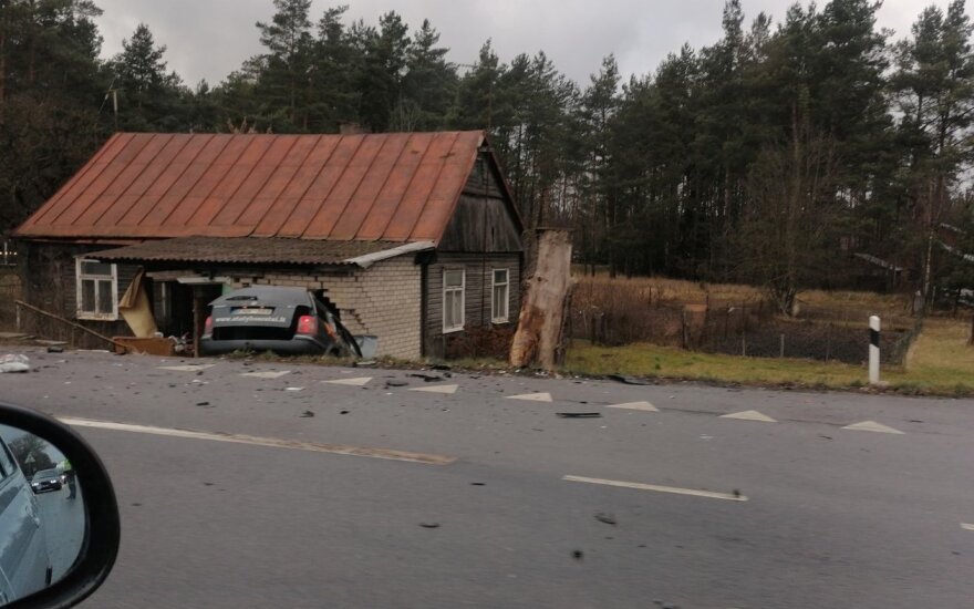 ДТП в Каунасском районе: после столкновения VW Passat врезался в стену дома