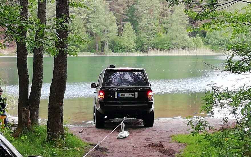 Пока юноша отдыхал у озера, его Range Rover съехал в воду
