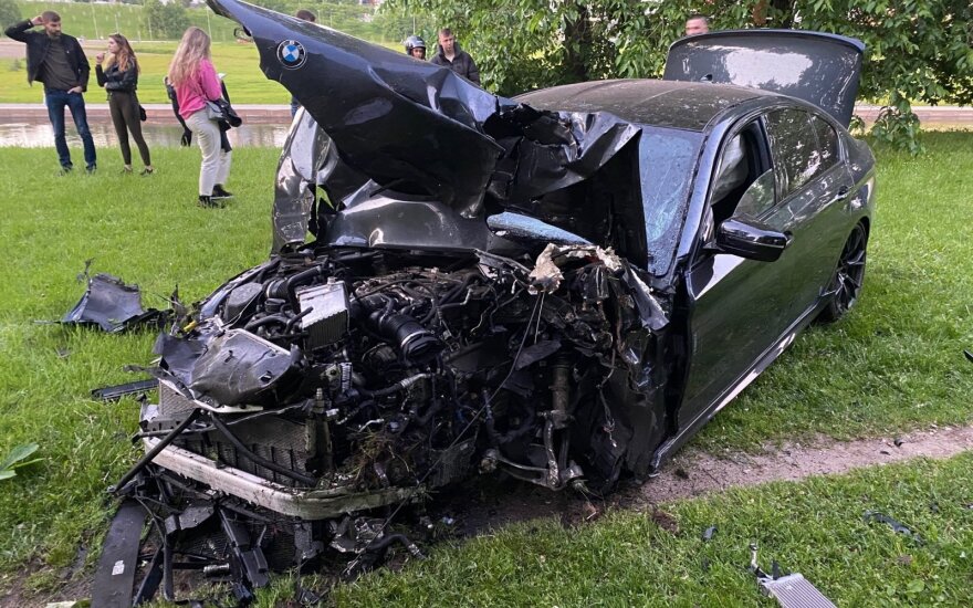 В центре столицы BMW превратился в груду металла: водитель и пассажиры с места происшествия сбежали