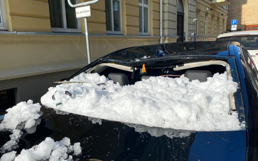 В центре Вильнюса на автомобиль BMW упал тяжелый снег