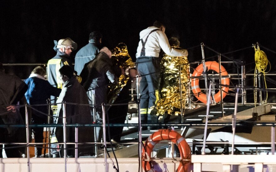 В Германии судно с сотней туристов на борту протаранило опору моста