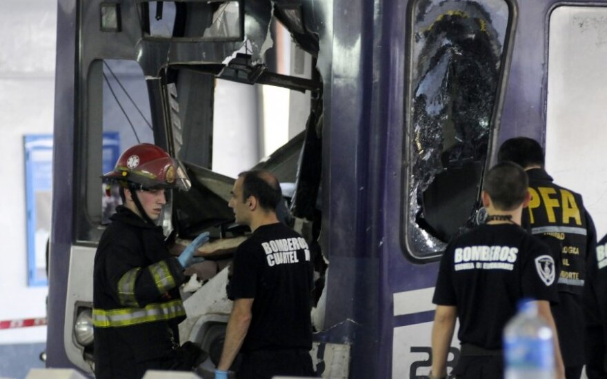 В Аргентине поезд въехал на вокзал, не сумев затормозить - до 100 пострадавших