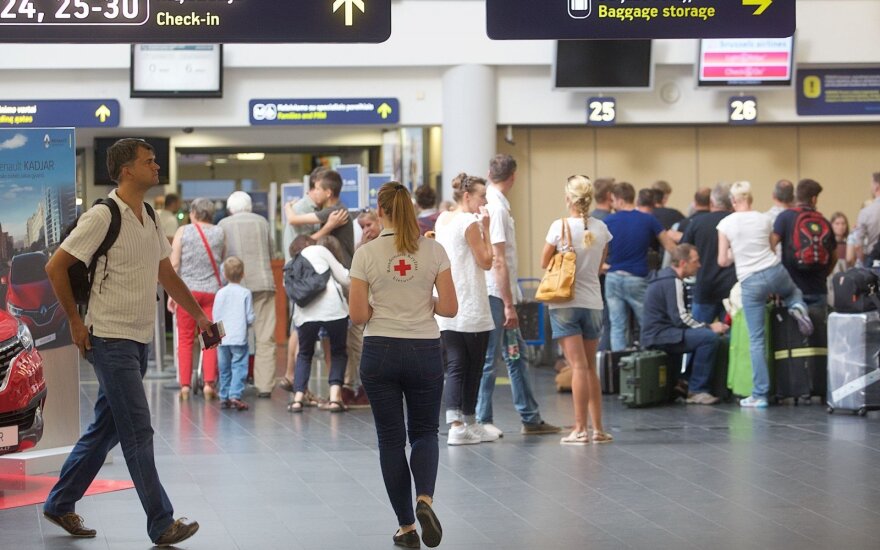 Жители уже сталкиваются с проблемами в связи с закрытием Вильнюсского аэропорта