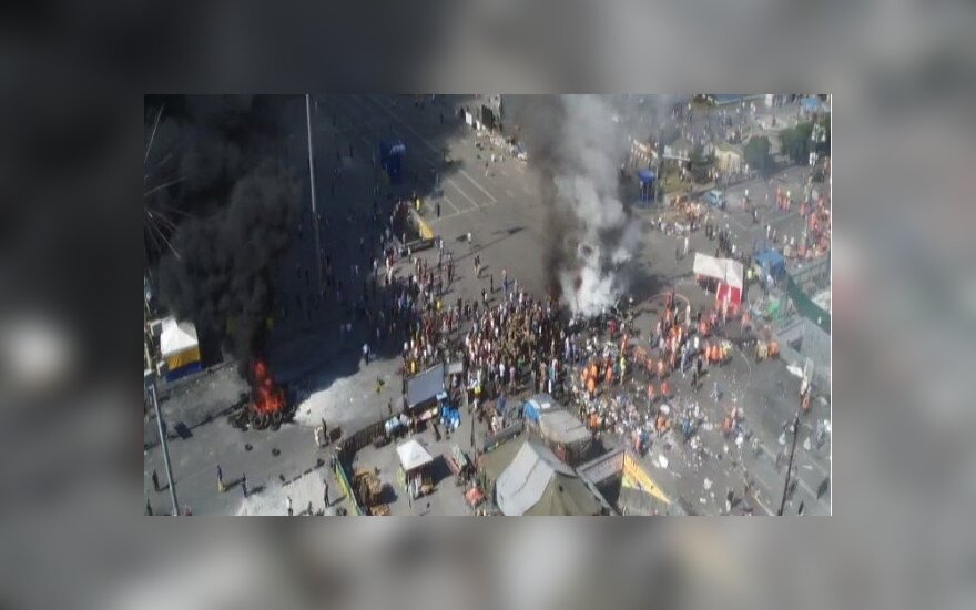 Майдан снова в дыму: самообороновцы подожгли покрышки