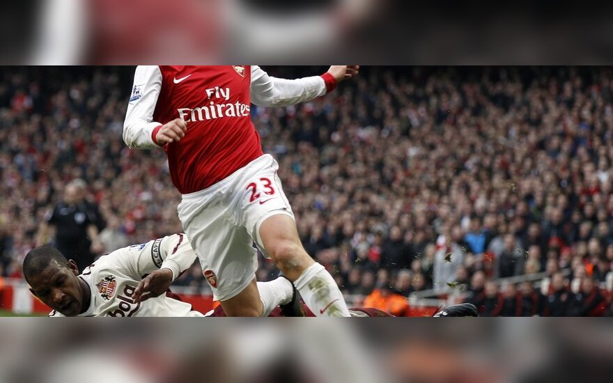 Andrejus Aršavinas ("Arsenal") kovoja su Titusu Bramble'u ("Sunderland") 