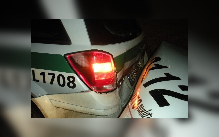 Пьяный таксист врезался в полицейскую машину, а она – в BMW, пострадала пассажирка
