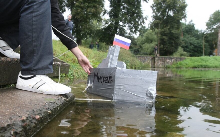 У посольства России на воду был спущен символический "Мисраль"
