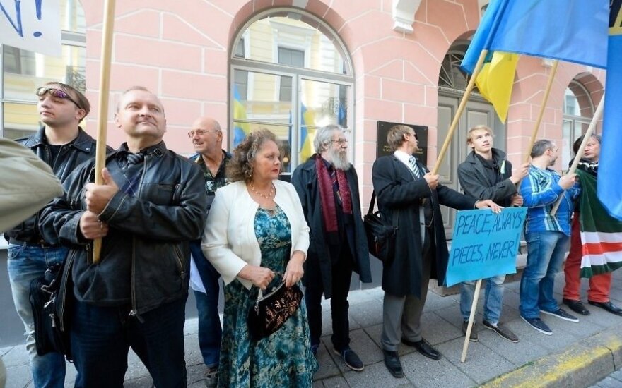 В Таллине у посольства РФ требовали "остановить Путина"