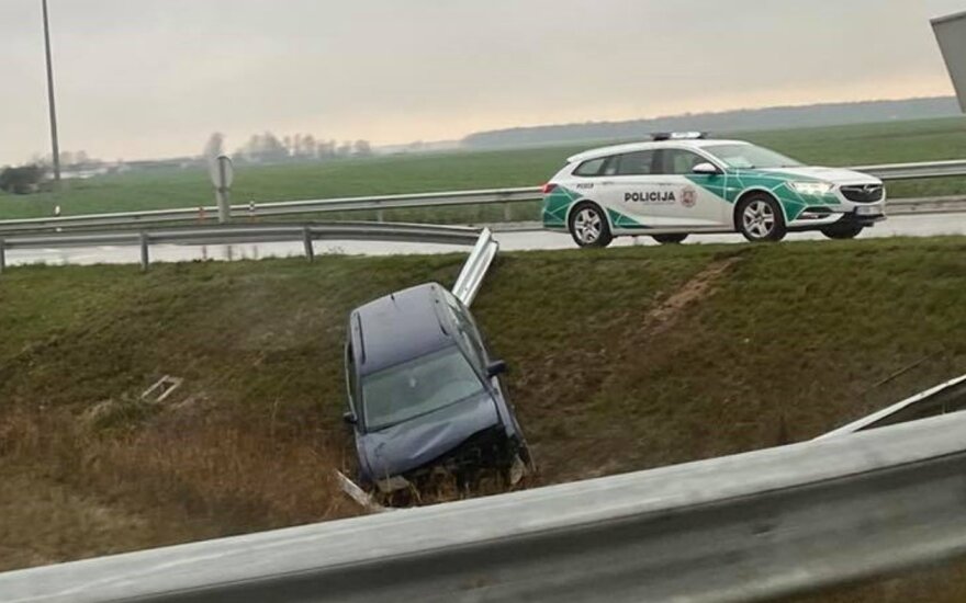 На Паневежской объездной дороге автомобиль пьяного водителя врезался в заграждения