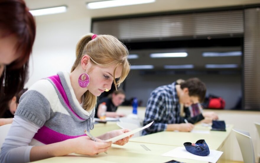 В Литве планируют ограничить возможность трудоустройства студентов