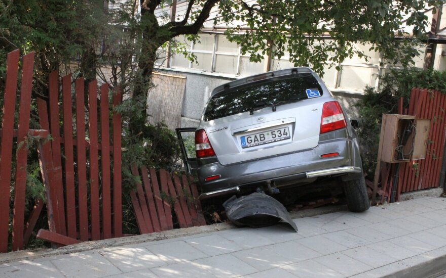 В Вильнюсе пожилой водитель перепутал педали и врезался в забор дома