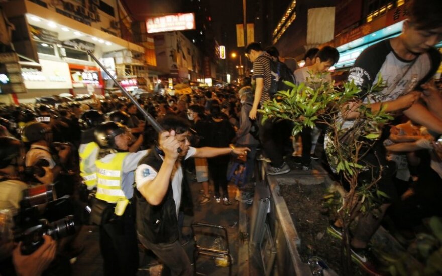 Власти Гонконга расчищают баррикады демонстрантов