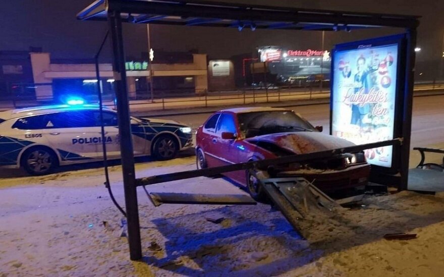 BMW снес остановку, на этот раз в Клайпеде