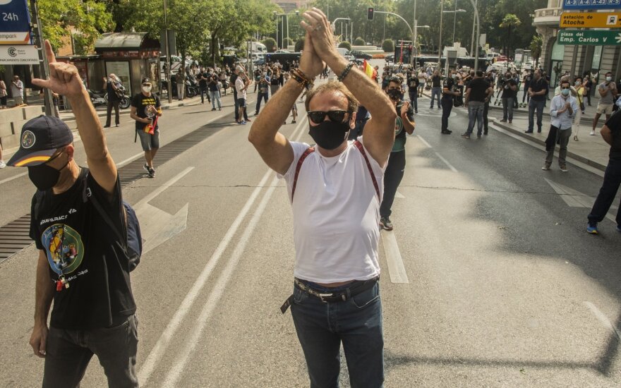 Испанию охватили протесты против антикоронавирусного карантина