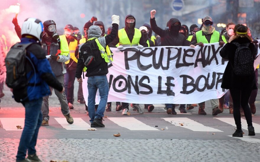 Prancūzijoje - nauji „geltonųjų liemenių“ protestai
