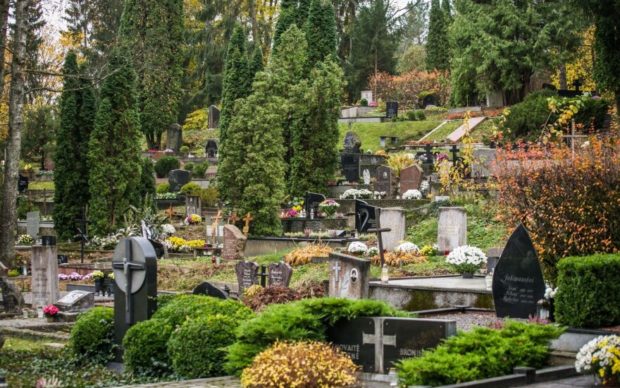 Неухоженные могилы - новая бизнес-ниша: литовцы платят 140 евро в год
