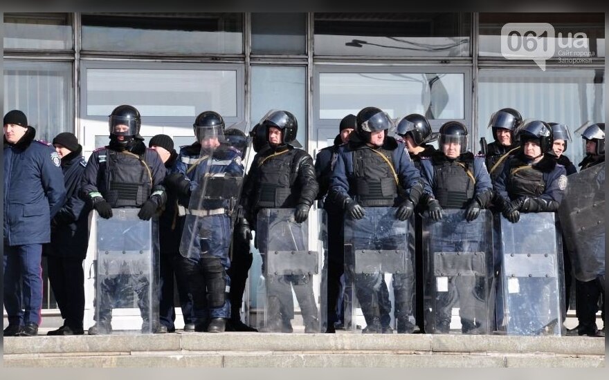 Украина: митингующие начали штурм Запорожской обладминистрации