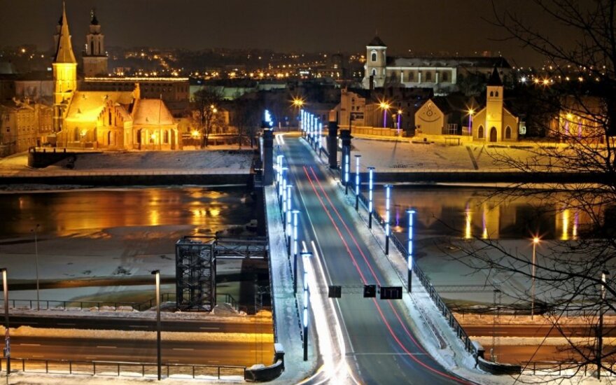 В Каунасе с моста удалили всю советскую символику
