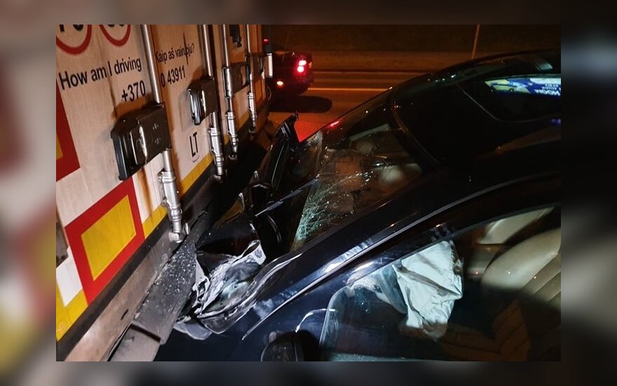 ДТП в Вильнюсе: пьяный водитель Mercedes врезался в полуприцеп тягача