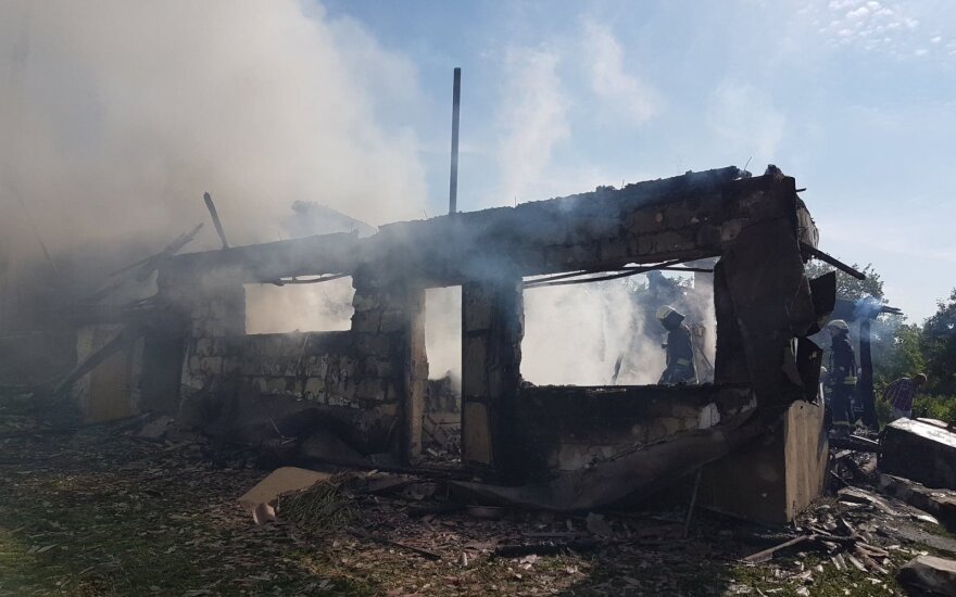 В Вильнюсском районе пожарные спасли от огня жилой дом
