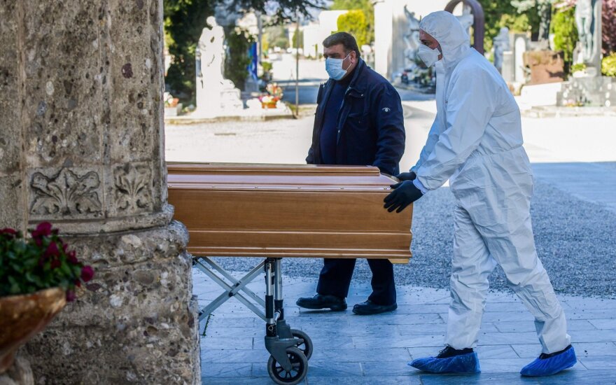 Italijoje laidojamos koronaviruso aukos