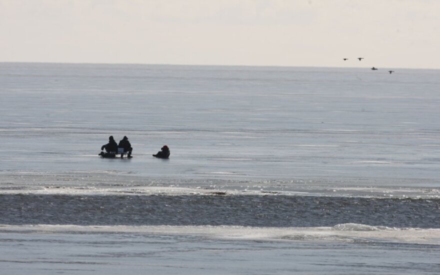 В Ниде откололась льдина с 41 рыбаком