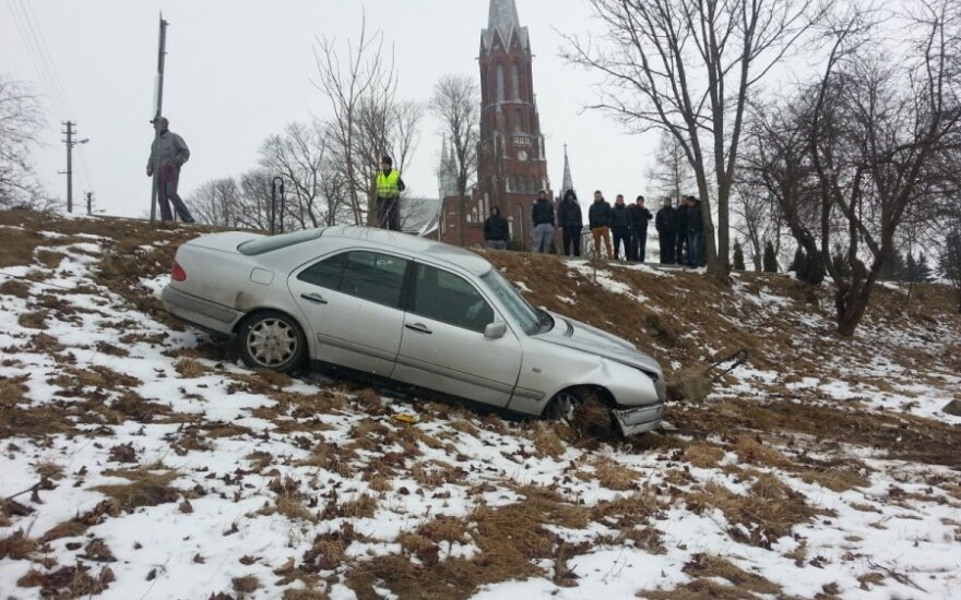 Пьяный водитель Mercedes не вписался в поворот