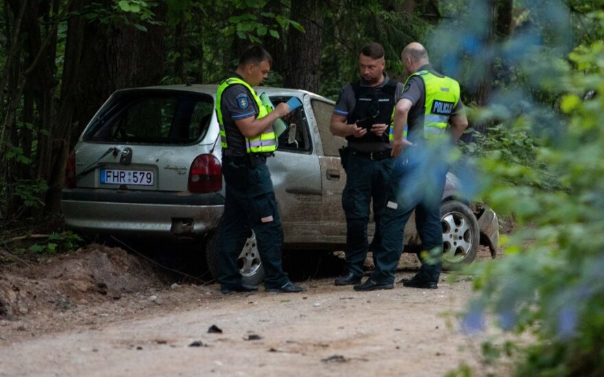 Рядом с Вильнюсом в дерево врезался автомобиль, серьезно пострадал 15-летний подросток