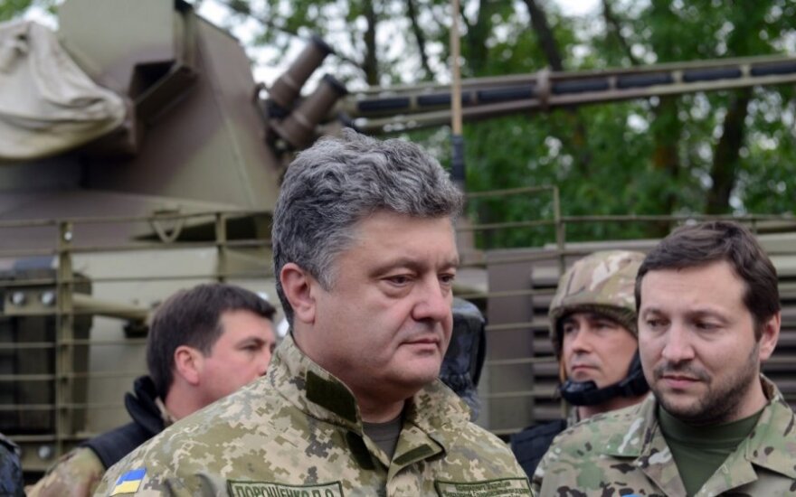 Порошенко: артиллерия уничтожила часть российской военной техники