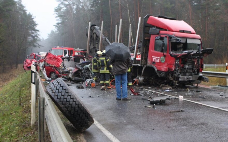 Под Вильнюсом погиб водитель VW Sharan, столкнувшегося с тягачом
