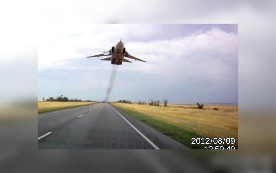 Военные оправдали героя видео с пролетом Су-24 над шоссе