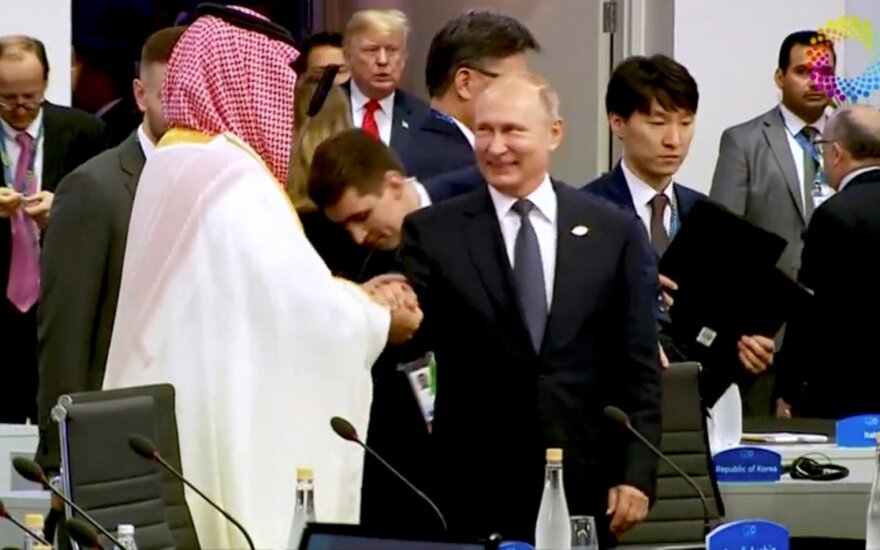 Putino ir Saudo Arabbijos kronprinco pasisveikinimas sukėlė audrą internete