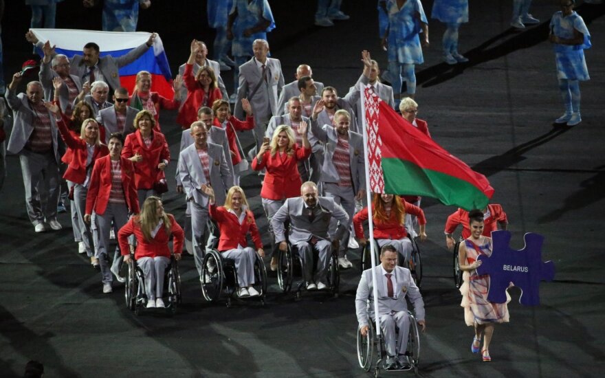 Скандал: белорусские паралимпийцы пронесли флаг России на открытии Игр в Рио