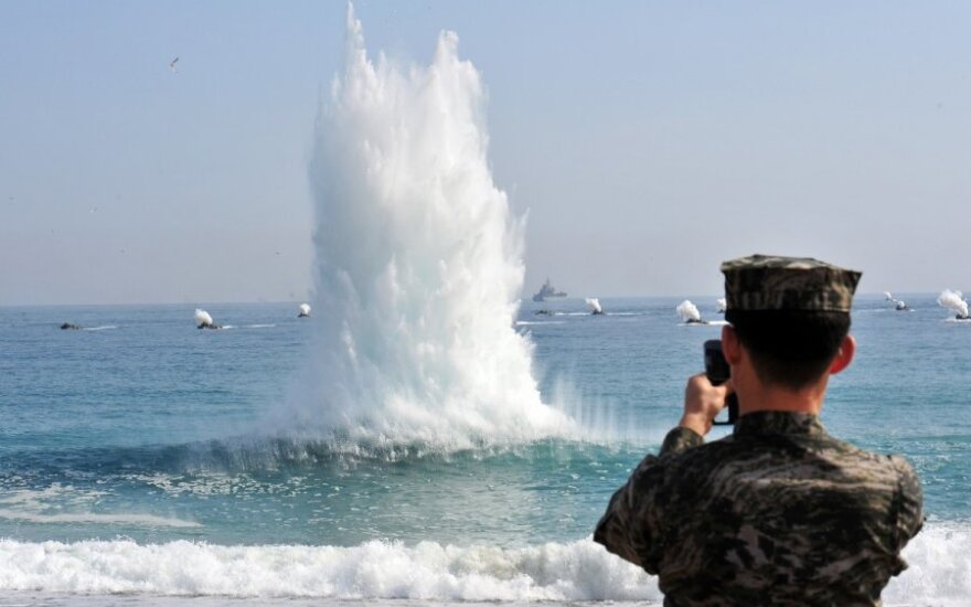 Южнокорейский самолет случайно уронил в море торпеду и глубинные мины
