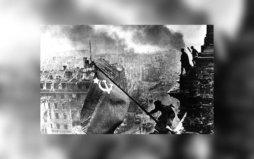 Sovietų kareiviai ant Reichstago griuvėsių