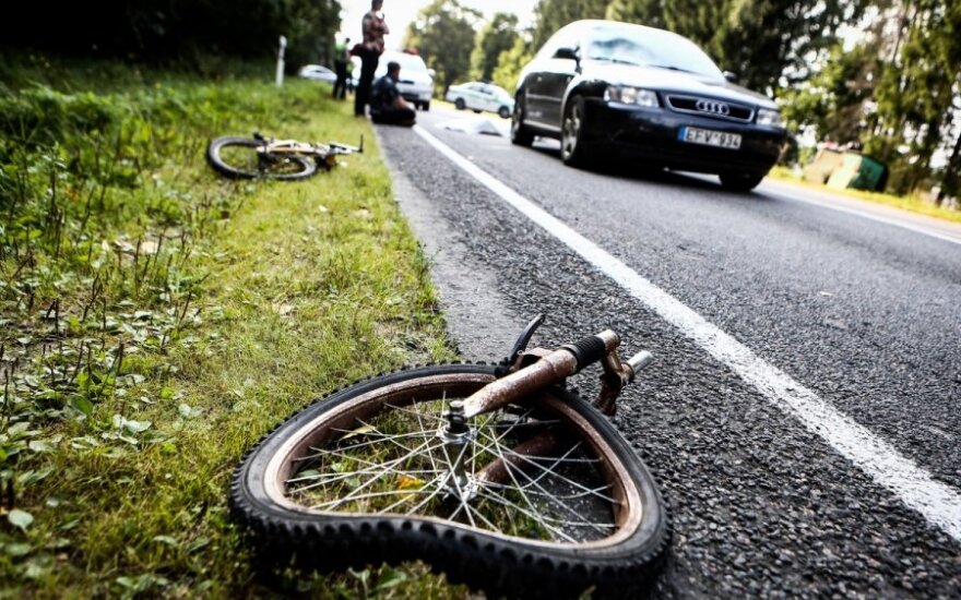 В Вильнюсском районе автомобиль сбил детей на велосипедах, один погиб