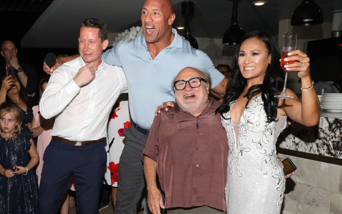 Dwayne As Johnsonas Ir Danny Devito įsiverzė į Nepazįstamų Zmonių Vestuves Zvaigzdzių Patarimai Jauniesiems Suglumino Delfi Veidai