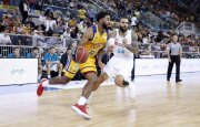 „Gran Canaria“ puolėjas DJ Seeley veržiasi link Madrido „Real“ krepšio.