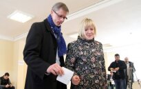 Andrius Kupčinskas su žmona balsuoja Kauno miesto mero rinkimuose