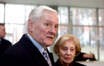 Balsuoja kadenciją baigęs prezidentas Valdas Adamkus su žmona Alma Adamkiene