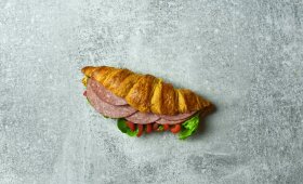 Kruasanų sumuštiniai su saliamiu ir paprikomis – gardūs ir aromatingi pusryčiai