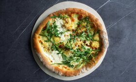 Rikotos, fontinos ir mocarelos sūrių pica