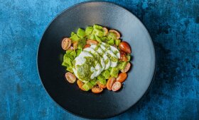 Mocarelos ir pomidorų salotos su avokadais – vasariškiausios!