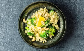 Kepti ryžiai su anakardžiais ir brokoliais – vos per 15 minučių