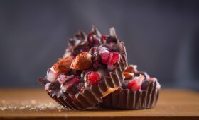 Šokoladinis desertas su granatų sėklomis – traškus malonumas
