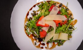Gražgarsčių salotos su braškėmis – tikras malonumas gomuriui